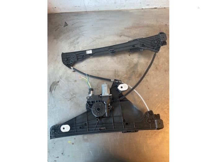 Fönstermekanism, 4-dörrars, vänster fram från en Opel Corsa F (UB/UH/UP) 1.2 12V 75 2021