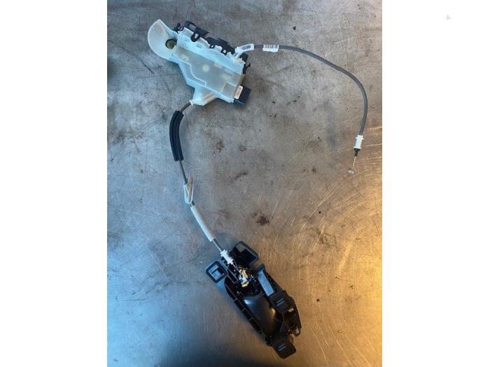 Dörrlåsmekanism, 4-dörrars, vänster fram från en Opel Corsa F (UB/UH/UP) 1.2 12V 75 2021