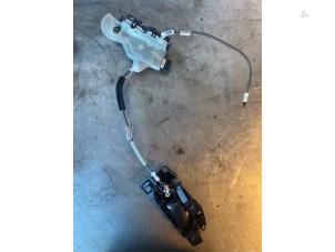 Begagnade Dörrlåsmekanism, 4-dörrars, vänster fram Opel Corsa F (UB/UH/UP) 1.2 12V 75 Pris på förfrågan erbjuds av Autohandel-Smet Gebroeders NV