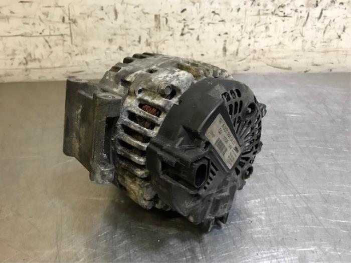 Dynamo från en Mercedes-Benz C (W204) 2.2 C-200 CDI 16V BlueEFFICIENCY 2012