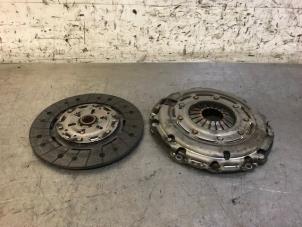 Begagnade Kopplingssats (komplett) Opel Combo Mk.III (D) 1.6 CDTI 16V Tour Pris på förfrågan erbjuds av Autohandel-Smet Gebroeders NV