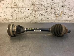 Begagnade Drivaxel, vänster fram Volkswagen Passat Variant (3G5) 1.6 TDI 16V Pris på förfrågan erbjuds av Autohandel-Smet Gebroeders NV