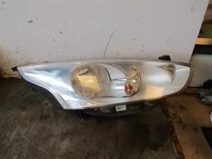 Używane Reflektor prawy Ford B-Max (JK8) 1.0 EcoBoost 12V 100 Cena na żądanie oferowane przez Autohandel-Smet Gebroeders NV