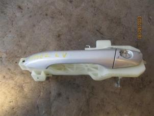 Gebruikte Portiergreep 4Deurs links-voor Kia Stonic (YB) 1.4 MPI 16V Prijs op aanvraag aangeboden door Autohandel-Smet Gebroeders NV