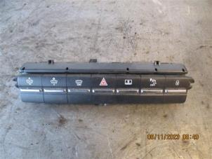 Gebruikte Paniekverlichtings Schakelaar Peugeot 5008 I (0A/0E) 1.6 HDiF 16V Prijs op aanvraag aangeboden door Autohandel-Smet Gebroeders NV