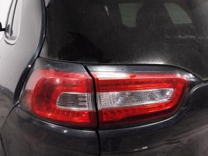 Gebruikte Achterlicht links Jeep Cherokee (KL) 2.2 Multijet II 16V 4x4 Prijs op aanvraag aangeboden door Autohandel-Smet Gebroeders NV