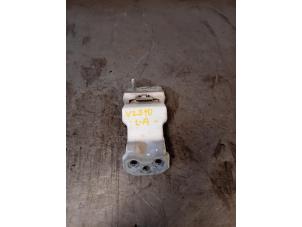 Używane Zawias drzwi lewych tylnych Ford Transit 2.0 TDCi 16V Eco Blue 130 Cena na żądanie oferowane przez Autohandel-Smet Gebroeders NV