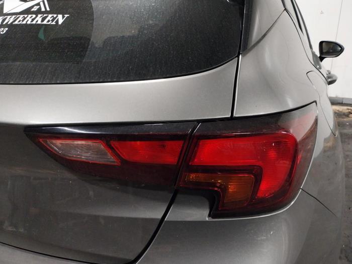 Achterlicht rechts van een Opel Astra K 1.5 CDTi 105 12V 2021