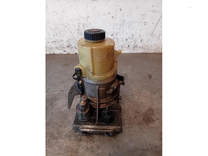 Servostyrningspump från en Vauxhall Vivaro B Combi 1.6 CDTI Biturbo 140 2019