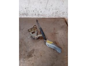 Begagnade Gångjärn, motorhuv Opel Vivaro B Combi 1.6 CDTI Biturbo 140 Pris på förfrågan erbjuds av Autohandel-Smet Gebroeders NV