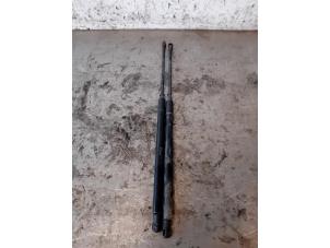 Używane Zestaw amortyzatorów gazowych tylnej klapy Peugeot 3008 II (M4/MC/MJ/MR) 1.6 BlueHDi 115 Cena na żądanie oferowane przez Autohandel-Smet Gebroeders NV