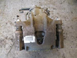 Używane Zacisk hamulcowy lewy tyl Renault Master II (FD/HD) 2.5 dCi 16V Cena na żądanie oferowane przez Autohandel-Smet Gebroeders NV