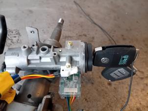 Begagnade Tändningslås + nyckel Ssang Yong Rodius 2.2 SV 220 e-XDi 16V 4WD Pris på förfrågan erbjuds av Autohandel-Smet Gebroeders NV