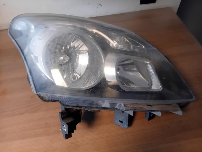 Strålkastare, höger från en Renault Koleos I 2.0 dCi 16V 4x4 2010