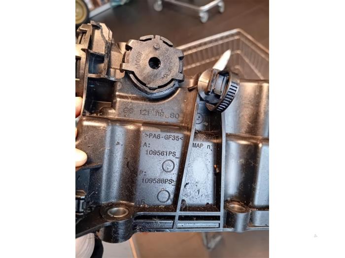 Vipparmskåpa från en Opel Corsa F (UB/UH/UP) 1.2 12V 75 2021