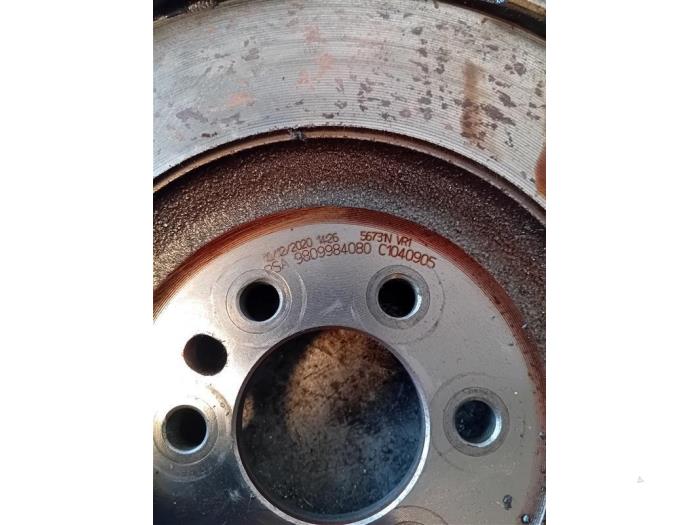 Svänghjul från en Opel Corsa F (UB/UH/UP) 1.2 12V 75 2021