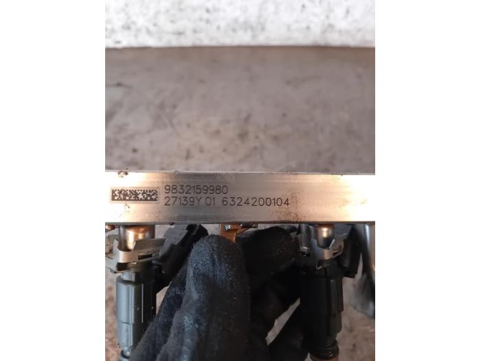 Bränsleinsprutningsmunstycke från en Opel Corsa F (UB/UH/UP) 1.2 12V 75 2021