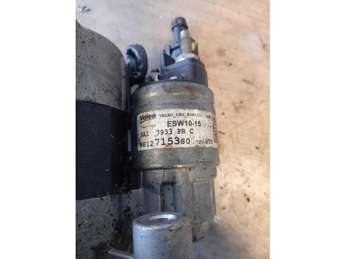 Startmotor från en Opel Corsa F (UB/UH/UP) 1.2 12V 75 2021