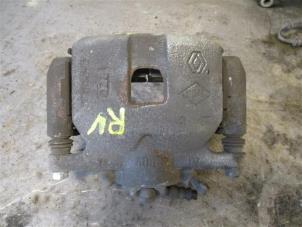 Begagnade Främre bromsok, höger Renault Scénic IV (RFAJ) 1.3 TCE 115 16V Pris på förfrågan erbjuds av Autohandel-Smet Gebroeders NV