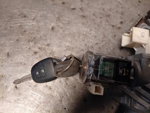 Begagnade Tändningslås + nyckel Toyota RAV4 (A4) 2.2 D-4D 16V 4x4 Pris på förfrågan erbjuds av Autohandel-Smet Gebroeders NV
