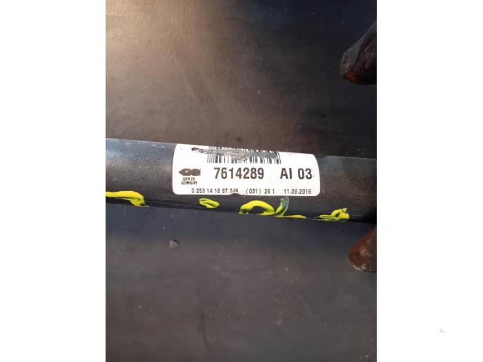 Drivaxel, vänster bak från en BMW 5 serie (F10) 520d 16V 2016