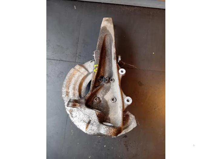 Spindel, vänster fram från en BMW 5 serie (F10) 520d 16V 2016