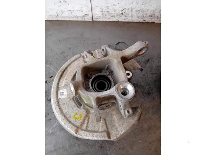 Spindel, vänster bak från en BMW 5 serie (F10) 520d 16V 2016