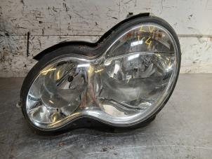 Begagnade Strålkastare, vänster Mercedes C (W203) 2.2 C-200 CDI 16V Pris på förfrågan erbjuds av Autohandel-Smet Gebroeders NV