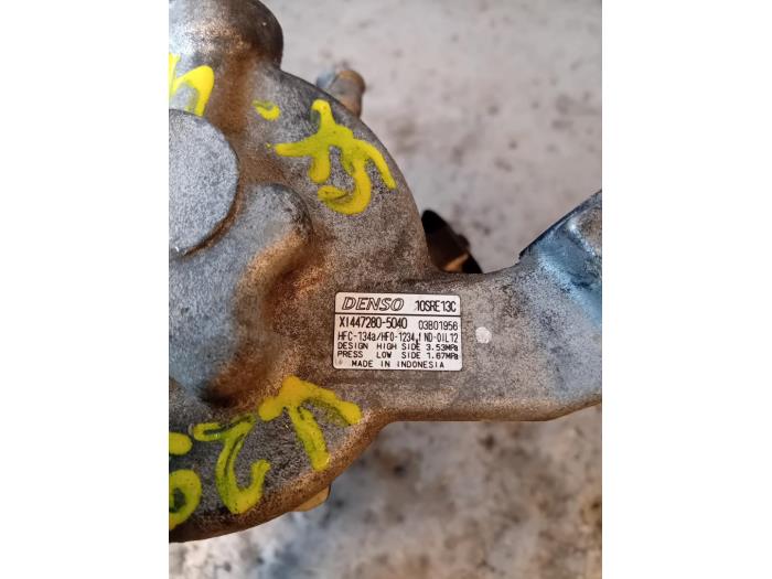 Luftkonditioneringspump från en Suzuki SX4 S-Cross (JY) 1.0 Booster Jet Turbo 12V 2018