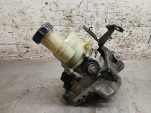 Używane Pompa wspomagania kierownicy Renault Express 1.3 TCE 100 16V Cena na żądanie oferowane przez Autohandel-Smet Gebroeders NV