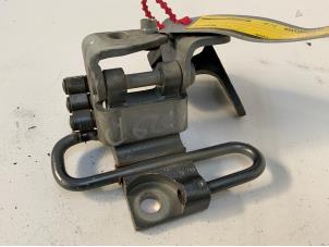 Gebruikte Scharnier deur rechts-voor Volkswagen Golf VI Variant (AJ5/1KA) 1.6 TDI 16V 105 Prijs € 15,00 Margeregeling aangeboden door Autodemontage van der Iest