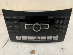 Gebruikte Radio Mercedes E (W212) E-300 BlueTec Hybrid V6 24V Prijs € 250,00 Margeregeling aangeboden door Autodemontage van der Iest