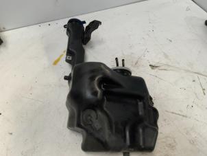 Gebruikte Ruitensproeiertank voor Mercedes E (W212) E-220 CDI 16V BlueEfficiency,BlueTEC Prijs € 25,00 Margeregeling aangeboden door Autodemontage van der Iest