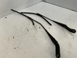 Begagnade Svängarmsats vindrutetorkare Mercedes A (W169) 1.5 A-160 Pris € 49,99 Marginaltabell erbjuds av Autodemontage van der Iest