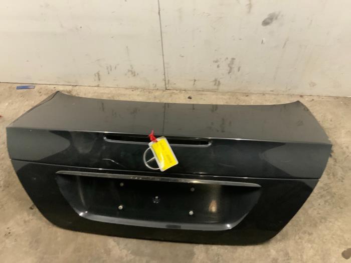 Baklucka från en Mercedes-Benz E (W211) 3.2 E-320 CDI 24V 2004