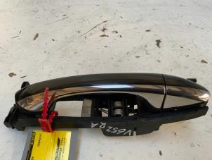 Używane Uchwyt drzwi prawych tylnych wersja 4-drzwiowa Mercedes E (W211) 3.2 E-320 CDI 24V Cena € 10,00 Procedura marży oferowane przez Autodemontage van der Iest