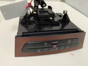 Gebruikte Paniekverlichtings Schakelaar Mercedes E Combi (S211) 2.2 E-220 CDI 16V Prijs € 30,00 Margeregeling aangeboden door Autodemontage van der Iest