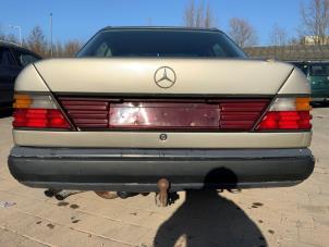Gebruikte Achterbumper Mercedes E diesel (W124) 3.0 300 D Prijs € 80,00 Margeregeling aangeboden door Autodemontage van der Iest
