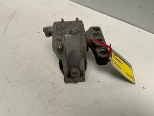 Używane Wspornik silnika Volkswagen Golf V (1K1) 1.6 FSI 16V Cena € 15,00 Procedura marży oferowane przez Autodemontage van der Iest