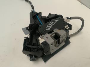 Gebruikte Portierslot Mechaniek 4Deurs links-achter Mercedes C Estate (S204) 2.2 C-200 CDI 16V . Prijs € 37,00 Margeregeling aangeboden door Autodemontage van der Iest