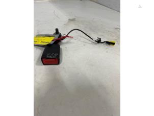 Begagnade Bakre bältesspänne, höger Mercedes B (W245) 2.0 B-200 16V Turbo Pris € 25,00 Marginaltabell erbjuds av Autodemontage van der Iest