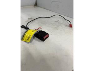 Begagnade Främre bältesspänne, höger Mercedes B (W245) 2.0 B-200 16V Turbo Pris € 17,50 Marginaltabell erbjuds av Autodemontage van der Iest