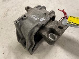 Gebruikte Motorsteun Volkswagen Caddy III (2KA,2KH,2CA,2CH) 2.0 SDI Prijs € 34,99 Margeregeling aangeboden door Autodemontage van der Iest