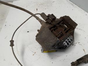 Gebruikte Remklauw (Tang) rechts-achter Mercedes ML I (163) 270 2.7 CDI 20V Prijs € 30,00 Margeregeling aangeboden door Autodemontage van der Iest