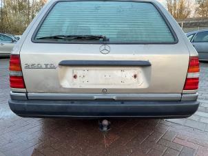 Gebruikte Achterbumper Mercedes E Combi diesel (S124) 2.5 250 TD Prijs € 75,00 Margeregeling aangeboden door Autodemontage van der Iest