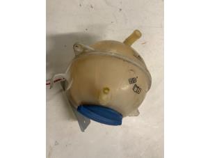 Używane Zbiornik rozprezny Volkswagen Scirocco (137/13AD) 1.4 TSI 160 16V Cena € 6,50 Procedura marży oferowane przez Autodemontage van der Iest