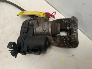 Używane Zacisk hamulcowy prawy tyl Mercedes GLA (156.9) 1.6 180 16V Cena € 45,00 Procedura marży oferowane przez Autodemontage van der Iest