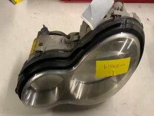 Begagnade Strålkastare, vänster Mercedes C Combi (S203) 2.2 C-220 CDI 16V Pris € 70,00 Marginaltabell erbjuds av Autodemontage van der Iest