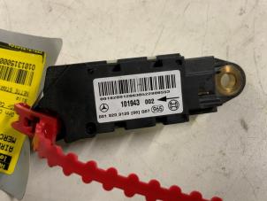 Gebruikte Airbag Sensor Mercedes C Combi (S203) 2.2 C-220 CDI 16V Prijs € 18,50 Margeregeling aangeboden door Autodemontage van der Iest