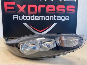 Gebruikte Koplamp rechts Ford Fiesta 6 (JA8) 1.6 TDCi 95 Prijs € 100,00 Margeregeling aangeboden door Express Autodemontage